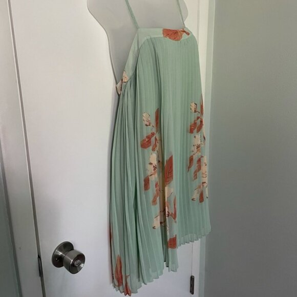 Forever 21 floral pleated mini dress Size M - Picture 6 of 7